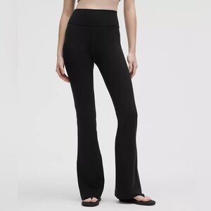 Lululemon Athletica Mid rise Black flair Leg Pant sz 4
